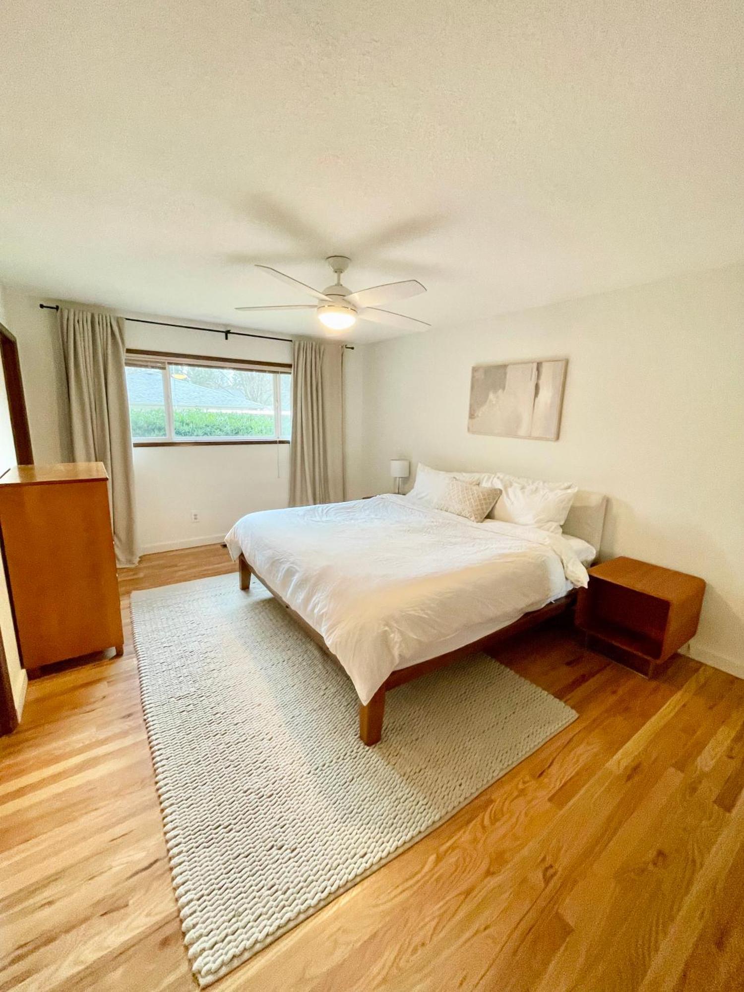 Midcentury Modern Gem - 3bd 2ba