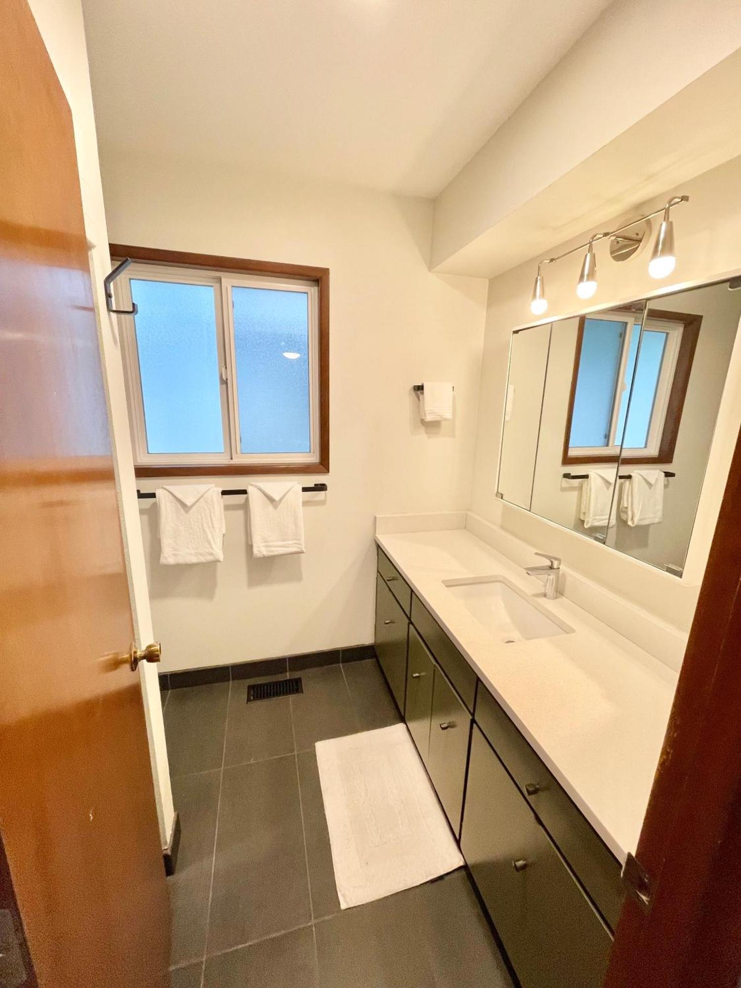 Midcentury Modern Gem - 3bd 2ba Portland