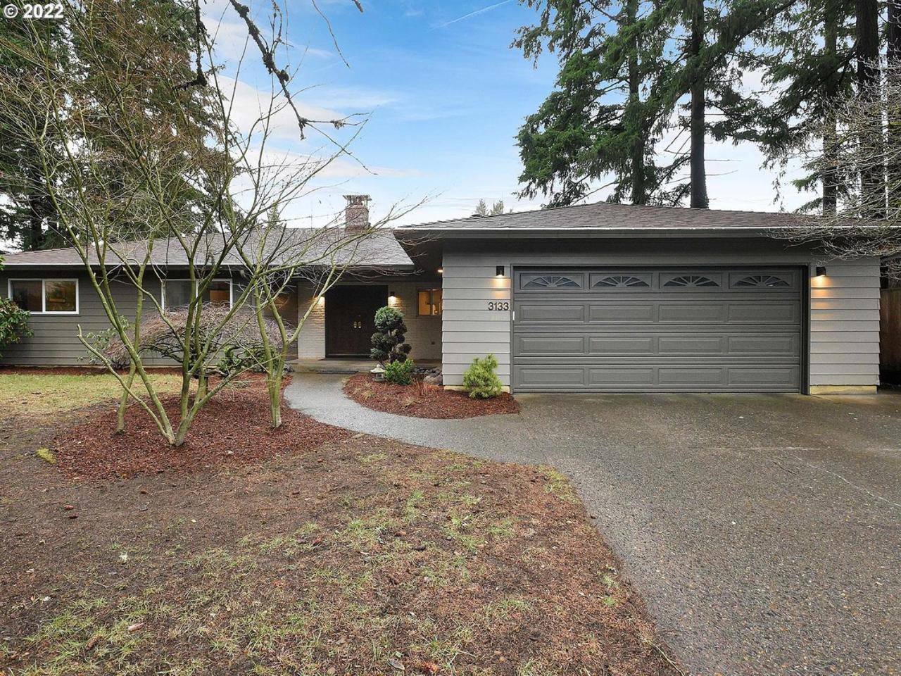 Midcentury Modern Gem - 3bd 2ba *