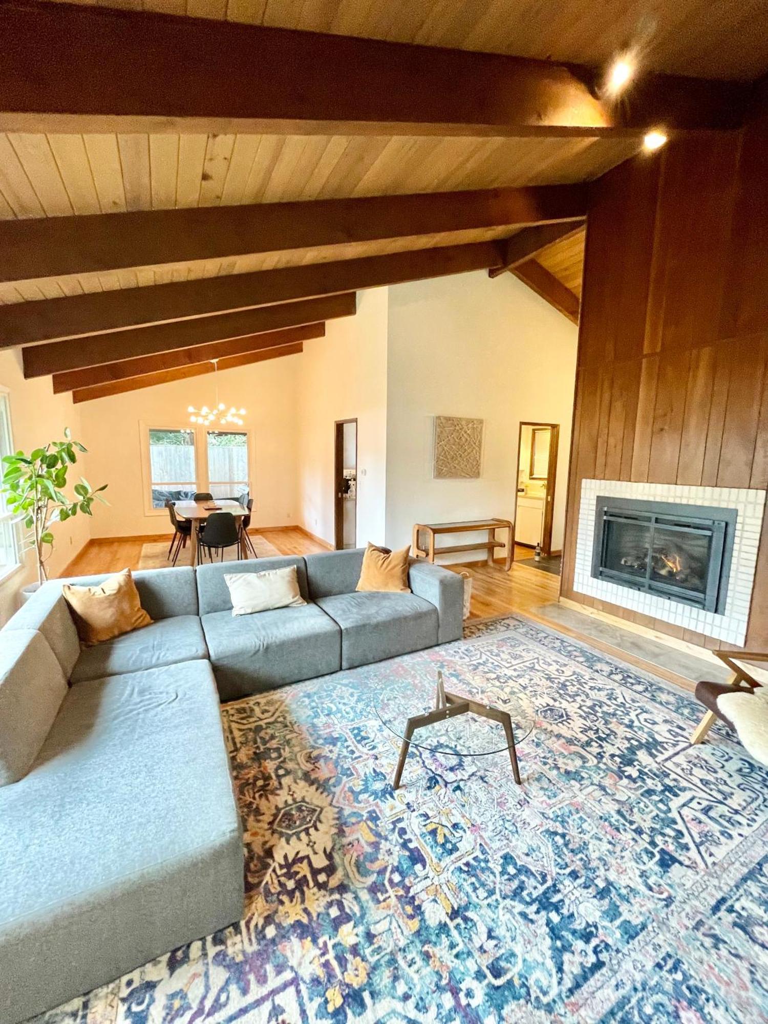 Midcentury Modern Gem - 3bd 2ba